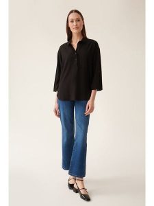 TATUUM Bluzka w kolorze czarnym rozmiar: 38. Czarne bluzki Tatuum, bez wzorów, z wiskozy, bez kołnierzyka, bez ramiączek. Za 88,45 zł.
