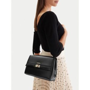 Torebka Lasocki. Czarne listonoszki Lasocki, bez wzorów, bez dodatków. Za 159,99 zł.