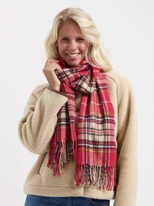 TRAVELIN' Szal w kolorze czerwonym rozmiar: onesize. Czerwone szaliki Travelin', bez wzorów, z materiału. Za 121,99 zł.