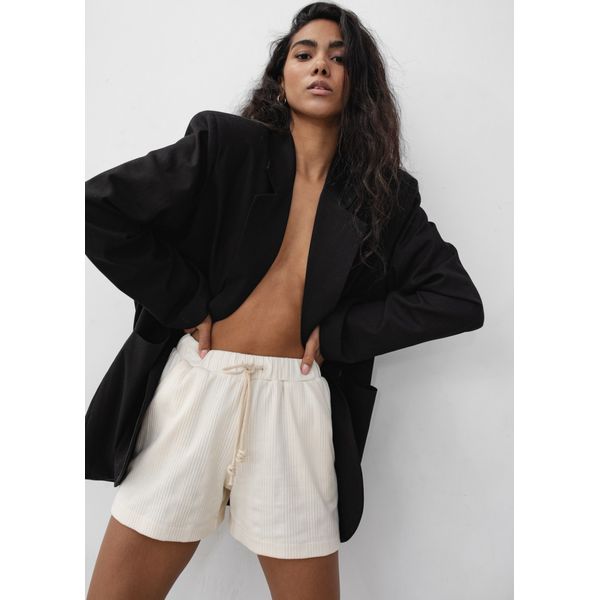 Szorty z delikatnej prążkowanej dzianiny w kolorze WARM BEIGE - ALPO. Brązowe szorty Marsala, bez wzorów, z bawełny. W wyprzedaży za 32,48 zł.