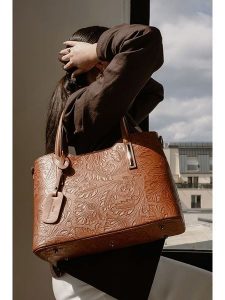 Christian Laurier Skórzana torebka "Noor" w kolorze jasnobrązowym - 40 x 27 x 16 cm rozmiar: onesize. Brązowe torebki klasyczne Christian Laurier, bez wzorów, z materiału, z tłoczeniem, bez dodatków. Za 354,95 zł.