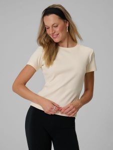 4F T-shirt slim z prążkowanej dzianiny damski - kremowy XL. Białe t-shirty 4f, uniwersalny, bez wzorów, z bawełny, bez kołnierzyka, bez ramiączek. Za 49,99 zł.