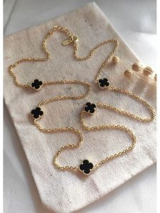 Miu Silver Pozłacany naszyjnik z masą perłową - dł. 60 cm rozmiar: onesize. Czarne naszyjniki Miu Silver, z perłą, pozłacane. Za 252,34 zł.