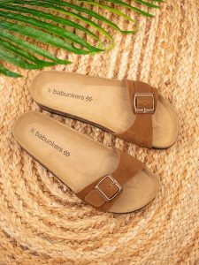 BABUNKERS Family Skórzane klapki w kolorze jasnobrązowym rozmiar: 41. Brązowe klapki BABUNKERS Family, bez wzorów, ze skóry, z otwartym noskiem, bez obcasa. Za 130,99 zł.