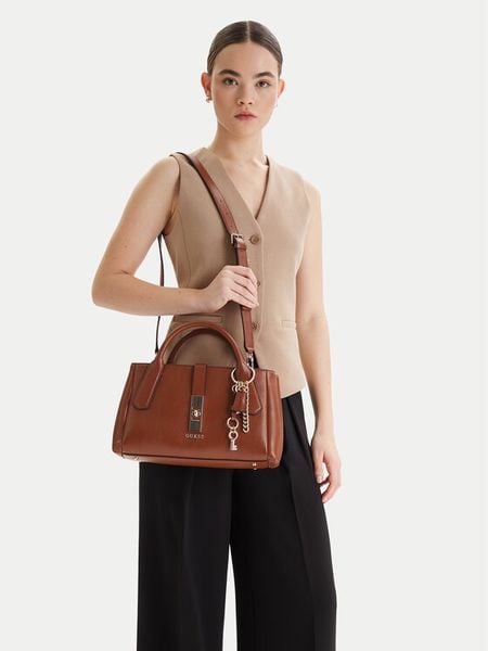 Guess Torebka Brooke HWBG98 97060 Brązowy. Brązowe kuferki Guess, z aplikacjami, ze skóry, bez dodatków. Za 386,99 zł.
