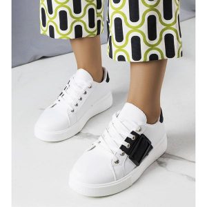 Białe sneakersy zdobione czarną klamerką Erin. Białe trampki z aplikacjami, ze skóry ekologicznej, bez zapięcia. Za 78,89 zł.