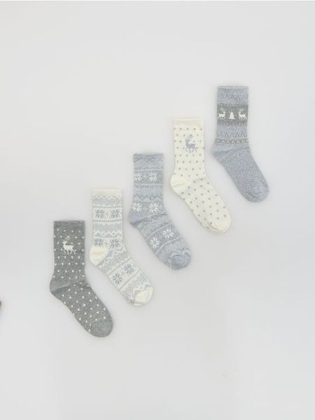 Skarpetki ze świątecznym motywem 5 pack - beżowy. Brązowe skarpetki Reserved, bez wzorów. Za 49,99 zł.