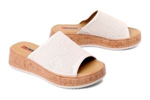 Artiker Relaks 58C0264, klapki damskie. Brązowe klapki Artiker Relaks, bez wzorów, ze skóry, bez obcasa, na koturnie. Za 194,90 zł.