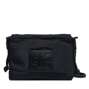 Torebka Calvin Klein. Czarne listonoszki Calvin Klein, bez wzorów, bez dodatków. Za 329,99 zł.