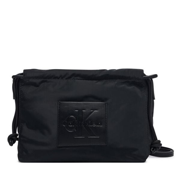 Torebka Calvin Klein. Czarne listonoszki Calvin Klein, bez wzorów, bez dodatków. Za 329,99 zł.