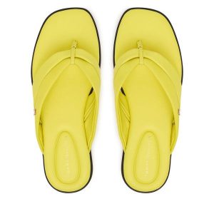 Japonki Tommy Hilfiger. Żółte klapki TOMMY HILFIGER, bez wzorów, bez obcasa. Za 359,99 zł.