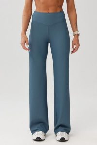 Damskie legginsy sportowe fitness Rough Radical Aven Long. Niebieskie legginsy ROUGH RADICAL, bez wzorów, z dzianiny, z podwyższonym stanem. Za 189,90 zł.