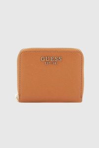 GUESS Brązowy mały portfel damski Laurel. Brązowe portfele Guess, z aplikacjami, ze skóry ekologicznej. W wyprzedaży za 168,99 zł.
