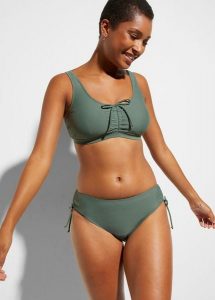 Bikini bustier (2 części) z wiązanym paskiem. Zielone bikini bonprix, bez wzorów. Za 104,99 zł.