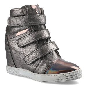 Sneakersy damskie Karino, lakierowana skóra naturalna zapinana na trzy rzepy i na płaskim obcasie, srebrno-szare, 1694-127-P. Szare kozaki Karino, bez wzorów, z lakierowanej skóry, bez obcasa, na koturnie, bez zapięcia. Za 249,00 zł.