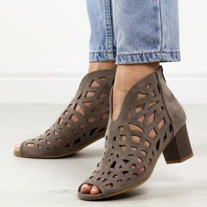 C. Brązowe sandały damskie na obcasie z zakrytą piętą M.Daszyński 1954-15. Brązowe sandały M.Daszyński, w ażurowe wzory, z zamszu, bez obcasa, na obcasie, bez zapięcia. W wyprzedaży za 152,15 zł.