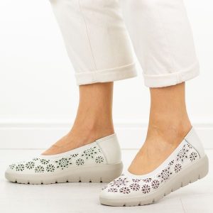 Białe skórzane baleriny damskie Filippo Dp7695/26. Białe balerinki Filippo, bez wzorów, z jeansu, bez obcasa, bez zapięcia. W wyprzedaży za 192,72 zł.