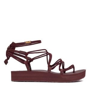 Sandały Teva. Czerwone sandały Teva, bez wzorów, bez obcasa, na płaskiej podeszwie, bez zapięcia. Za 299,99 zł.