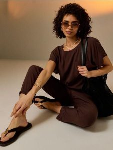 Klapki japonki z dekoracyjnym złotym detalem - brązowy. Brązowe klapki Sinsay, bez wzorów, bez obcasa. Za 49,99 zł.