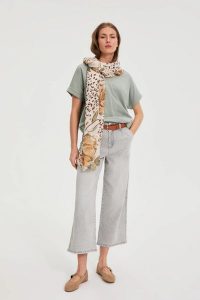 Wzorzysty szal beżowy. Brązowe szaliki MOODO, bez wzorów, z poliesteru. Za 49,99 zł.