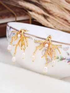 L'Atelier de Gaia Kolczyki-wkrętki z perłami rozmiar: onesize. Żółte kolczyki L'Atelier de Gaia, z perłą, z mosiądzu. Za 63,45 zł.