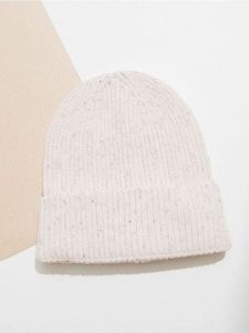 Czapka beanie - kremowy. Białe czapki Sinsay, bez wzorów. Za 19,99 zł.