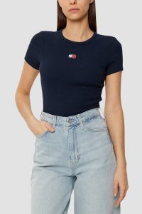 TOMMY JEANS Granatowy t-shirt damski. Niebieskie t-shirty Tommy Jeans, s, bez wzorów, z jeansu, bez kołnierzyka, bez ramiączek. W wyprzedaży za 143,99 zł.