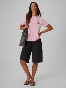 4F Spodenki casual z modalem damskie - czarne L. Czarne spodenki sportowe 4f, l, bez wzorów, z materiału, z podwyższonym stanem, trekkingowe. Za 169,99 zł.