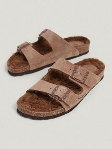 Pepe Jeans FOOTWEAR Skórzane klapki w kolorze brązowym rozmiar: 39. Brązowe klapki Pepe Jeans FOOTWEAR, bez wzorów, z jeansu, z otwartym noskiem, bez obcasa. Za 162,49 zł.