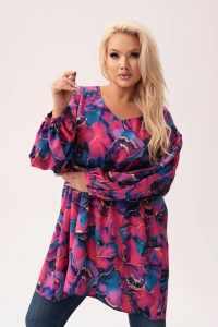 Oversize'owa tunika Amalia - eksplozja elegancji i koloru w odcieniach różu PLUS SIZE XXL. Czerwone tuniki Moda Size Plus Iwanek, na co dzień, plus size, bez wzorów, z elastanu, eleganckie, bez kołnierzyka, plus size, bez ramiączek. Za 239,90 zł.