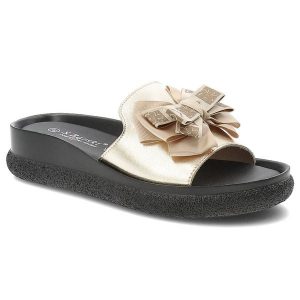 Klapki damskie S.Barski, cholewka ze skóry naturalnej licowej wsuwany fason szeroki pasek z przodu ozdobna kokarda, złote, KV61-6061. Żółte klapki S.BARSKI, bez wzorów, ze skóry, bez obcasa. Za 149,00 zł.