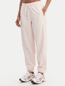 Reebok Spodnie dresowe Galina RK25518CCW Różowy Relaxed Fit. Czerwone spodnie dresowe Reebok, m, bez wzorów, z dresówki. Za 259,99 zł.