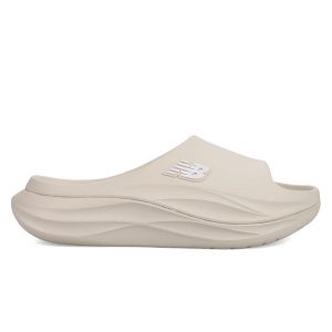 Klapki damskie New Balance W66509TG – beżowe. Brązowe klapki New Balance, bez wzorów, bez obcasa. Za 249,99 zł.