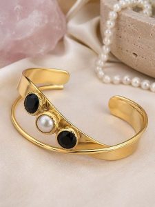L'Atelier de Gaia Pozłacana bransoletka z onyksami rozmiar: onesize. Czarne bransoletki L'Atelier de Gaia, z onyksem, pozłacane. Za 49,95 zł.