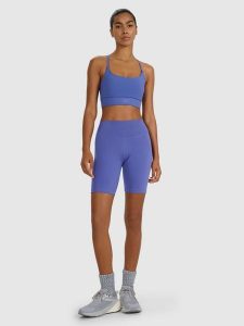4F Legginsy kolarki treningowe damskie - granatowe S. Niebieskie legginsy 4f, bez wzorów, z dzianiny, z podwyższonym stanem, krótkie. Za 99,99 zł.