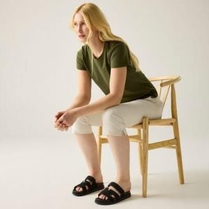 Damskie spodnie Bayletta Capri. Białe szorty Regatta, bez wzorów, z bawełny, sportowe. Za 139,99 zł.