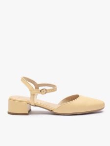 Jasnożółte czółenka slingback na niskim słupku. Żółte czółenka Ryłko, bez wzorów, ze skóry, z okrągłym noskiem, bez obcasa, na obcasie, bez zapięcia. Za 379,99 zł.