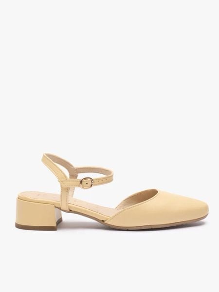 Jasnożółte czółenka slingback na niskim słupku. Żółte czółenka Ryłko, bez wzorów, z materiału, z okrągłym noskiem, bez obcasa, na obcasie, bez zapięcia. Za 379,99 zł.