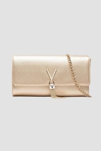 VALENTINO Złota duża kopertówka Pochette. Żółte torebki klasyczne Valentino by Mario Valentino, bez wzorów, duże, bez dodatków. W wyprzedaży za 219,99 zł.