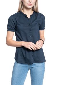 KOSZULA DAMSKA MUSTANG Elsa Basic Blouse BLUE NIGHTS 1009453 4085. Niebieskie koszule Mustang, s, bez wzorów, z materiału, bez kołnierzyka, bez ramiączek. W wyprzedaży za 49,99 zł.