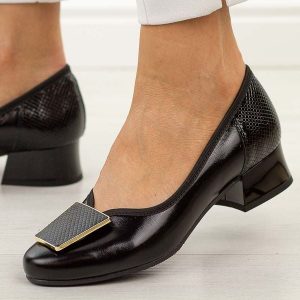 Czarne skórzane Polskie czółenka damskie na obcasie Góral 1932. Czarne czółenka Góral, z aplikacjami, ze skóry, z okrągłym noskiem, bez obcasa, na obcasie, bez zapięcia. Za 419,00 zł.