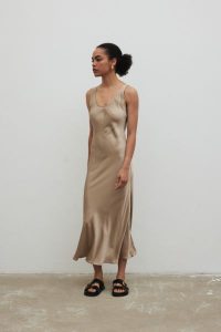 Satynowa sukienka na ramiączkach w kolorze BEIGE- ILUSION-XS. Brązowe sukienki Marsala, na co dzień, na lato, m, bez wzorów, z jeansu, eleganckie, bez kołnierzyka, bez ramiączek, maxi, proste. Za 319,90 zł.