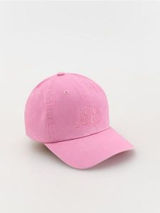Czapka z daszkiem i haftem - różowy. Czerwone czapki Reserved, bez wzorów. W wyprzedaży za 29,99 zł.