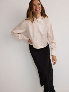 Koszula ze strukturalnym wzorem - kremowy. Białe koszule Reserved, l, bez wzorów, z tkaniny, bez kołnierzyka, bez ramiączek. W wyprzedaży za 39,99 zł.