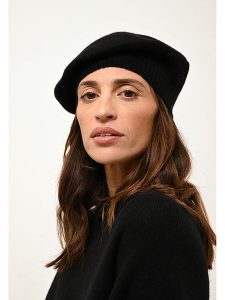 Just Cashmere Kaszmirowa czapka "Paris" w kolorze czarnym rozmiar: onesize. Czarne czapki Just Cashmere, bez wzorów, z kaszmiru. Za 143,99 zł.