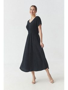 TATUUM Sukienka "Tabita" w kolorze granatowym rozmiar: 34. Niebieskie sukienki Tatuum, bez wzorów, bez kołnierzyka, bez ramiączek, midi. Za 131,43 zł.