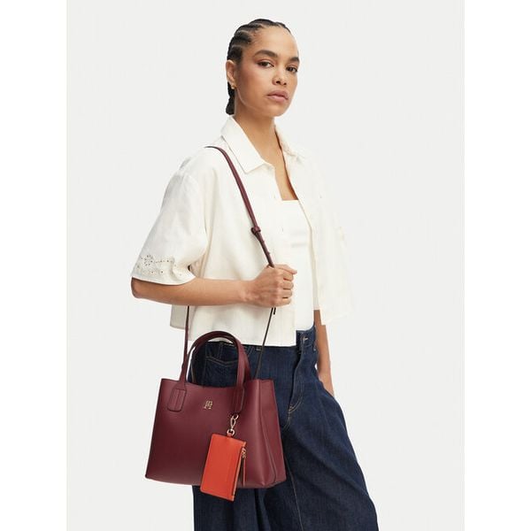 Torebka Tommy Hilfiger. Brązowe kuferki TOMMY HILFIGER, bez wzorów, bez dodatków. Za 649,99 zł.