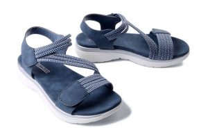ARTIKER RELAKS 56C1330 niebieski, sandały damskie. Niebieskie sandały Artiker Relaks, bez wzorów, bez obcasa, na płaskiej podeszwie, bez zapięcia. Za 147,92 zł.