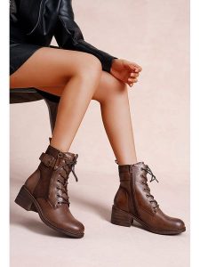 Foreverfolie Botki w kolorze brązowym rozmiar: 36. Brązowe botki Foreverfolie, bez wzorów, bez obcasa, bez zapięcia. Za 152,99 zł.