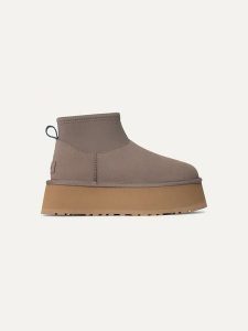 UGG Skórzane botki "Classic Mini Dipper" w kolorze fioletowym rozmiar: 41. Różowe botki Ugg, bez wzorów, z materiału, bez obcasa, na platformie, bez zapięcia. Za 568,34 zł.